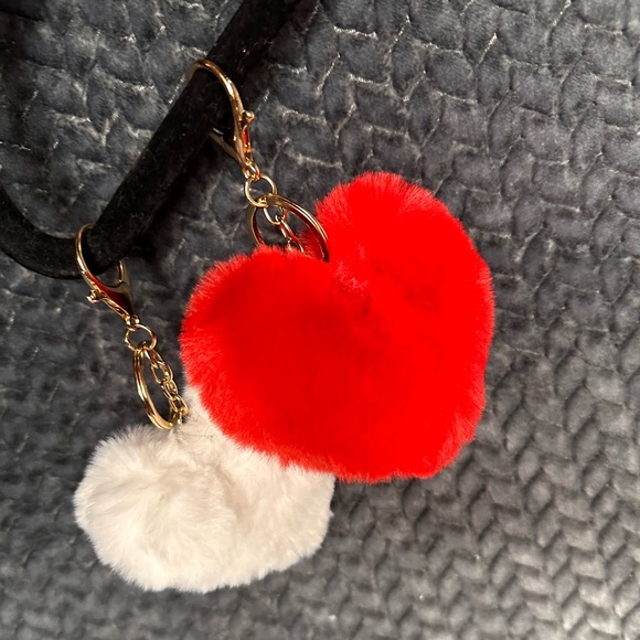 Fluffy heart bag charm - Picture 1 of 3